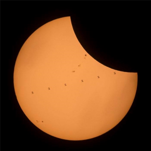 
Ảnh ghép 7 khung hình chụp trạm vũ trụ quốc tế khi nó đi qua Mặt trời trong thời gian nhật thực một phần gần Banner, Wyoming, Mỹ.
