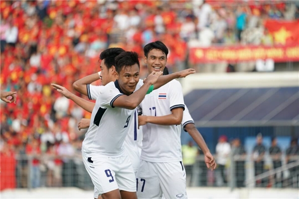 
Pha ăn mừng của cầu thủ mang áo số 9 của Thái Lan sau bàn thắng nâng tỉ số lên 3-0. (Hình: Thể Thao Văn Hóa)