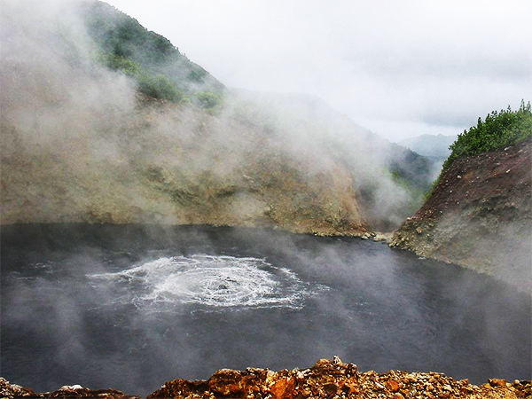 
Hồ nước này nằm ngay trên miệng núi lửa nên việc nó nóng bỏng như thế là hoàn toàn dễ hiểu.