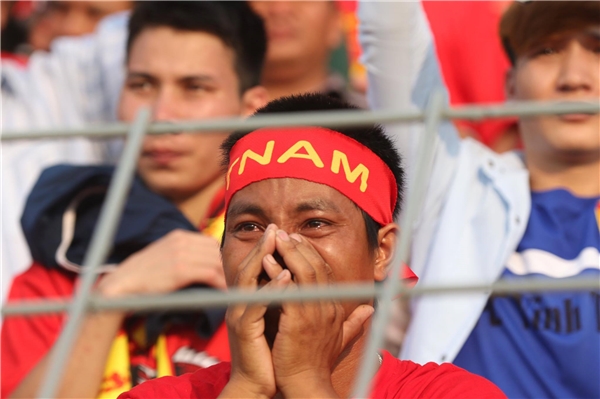 
Cổ động viên Việt Nam đã không thể cầm được giọt nước mắt sau bàn thua của U22 Việt Nam. (Hình: Quang Liêm)