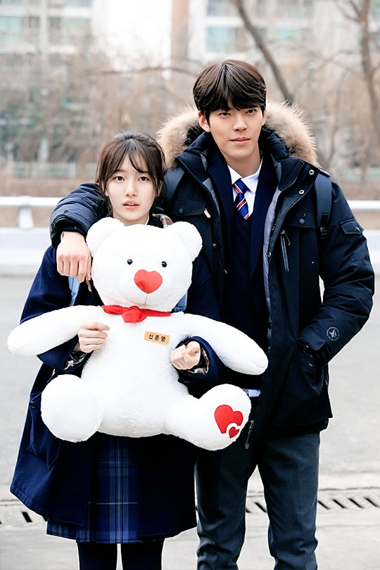 
Kim Woo Bin và Suzy tình tứ trong Yêu Không Kiểm Soát.