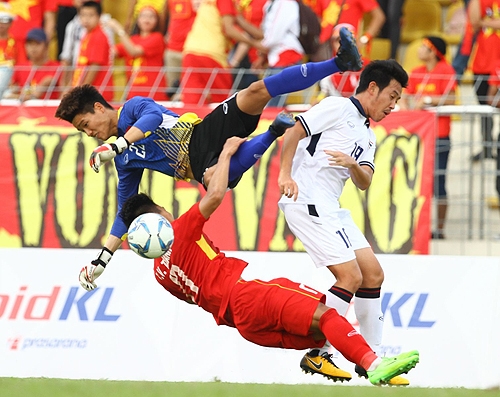 
Thủ thành Minh Long mắc sai lầm, trực tiếp dẫn tới hai bàn thua của Việt Nam.