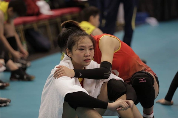 
Nhiều chân dài bóng chuyền Việt Nam bật khóc khi thua đau Indonesia ở bán kết. 