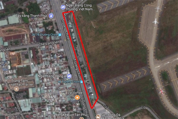 
Khu vực 50 ki ốt và 3 cây xăng (khoanh màu đỏ) bị yêu cầu trả đất để mở rộng sân bay - Ảnh: Googlemap.
