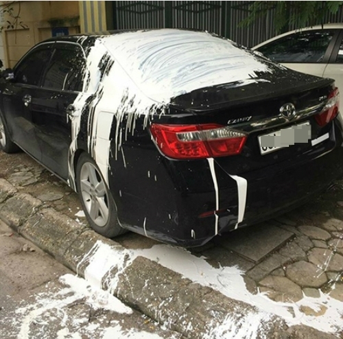 
Chiếc xe bị đổ sơn trắng kín vì đỗ sai quy định