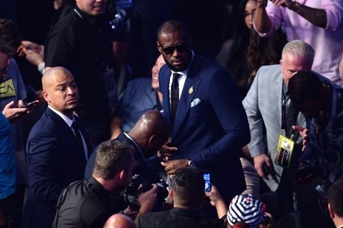 

Huyền thoại quyền anh hạng nặng Mike Tyson (ảnh trên) và ngôi sao bóng rổ NBA LeBron James đến T-Mobile Arena theo dõi siêu đấu giữa Mayweather và McGregor.