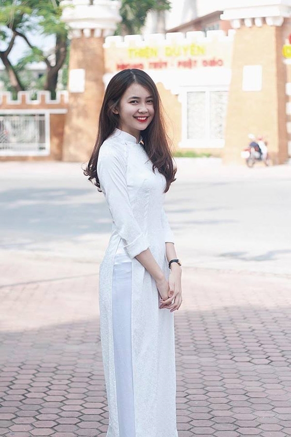 Dù ở bất kì góc máy nào, con gái Việt mình trong tà áo dài trắng thướt tha vẫn thật nổi bật.