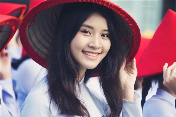 Con gái Việt xinh đẹp tuyệt vời trong tà áo dài trắng tinh khôi