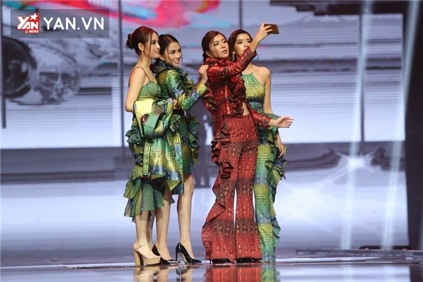 
Ba thí sinh trong team Minh Tú cũng quay trở lại sân khấu đêm chung kết The Face để hỗ trợ Đồng Ánh Quỳnh thực hiện thử thách selfie nhóm.
