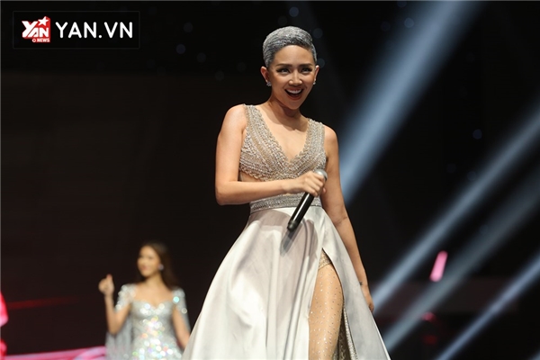 
Nữ ca sĩ Tóc Tiên đầy sexy và quyến rũ trên sân khấu, biểu diễn hai bản hit để chào đón phần thi của Top 4.