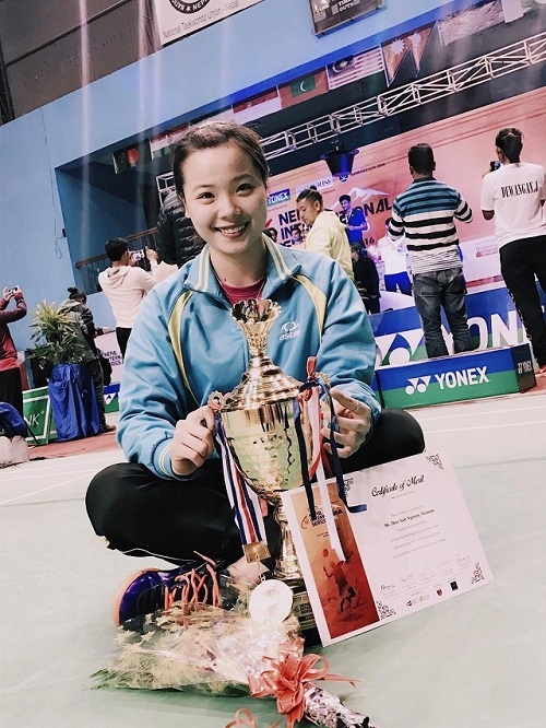 
Hình ảnh Thùy Linh ôm chiếc cúp vô địch thu hút hơn 200 nghìn lượt thích từ cộng đồng mạng.
