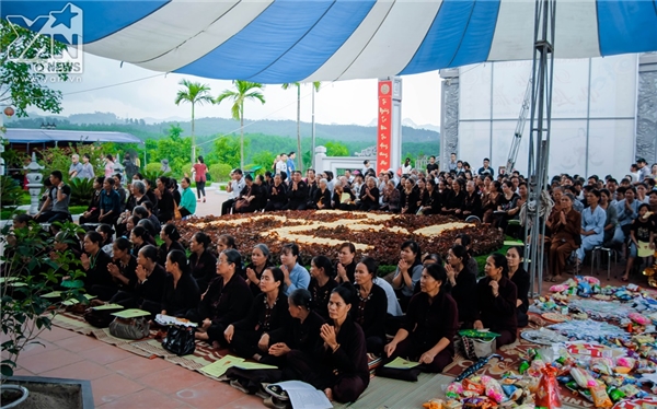 
Ngày 26/8 tại nghĩa trang Lạc hồng viên (Kỳ sơn, Hòa Bình), hàng nghìn người đã có mặt để dự “Đại lễ Vu Lan Báo Hiếu” do nhà chùa tổ chức.