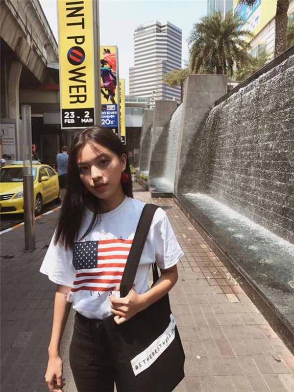 
Áo thun hình cờ Mỹ được xuất hiện trong OOTD của cô nàng trong chuyến đi du lịch Thái Lan vừa qua.
