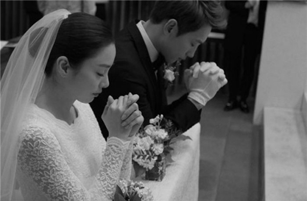 
Bi Rain và Kim Tae Hee đã có một đám cưới đơn giản vào đầu tháng 1 năm nay, đánh dấu mốc tuyệt đẹp cho cuộc tình kéo dài 4 năm của cặp đôi.