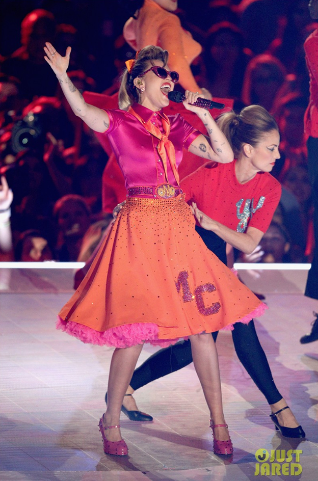 
Dù "thả rông" Miley Cyrus vẫn tự tin "cháy hết mình" trên sân khấu lễ trao giải.
