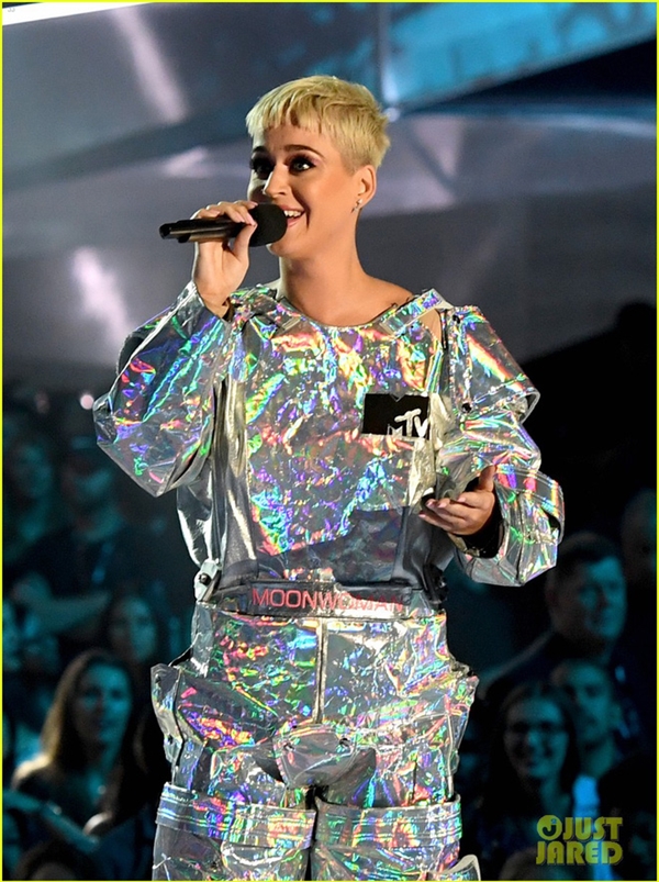 
Katy Perry xuất hiện với trang phục phi hành gia khiến khán giả vô cùng thích thú.
