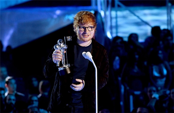 
Ed Sheeran là chủ nhân của giải Nghệ sĩ của năm.