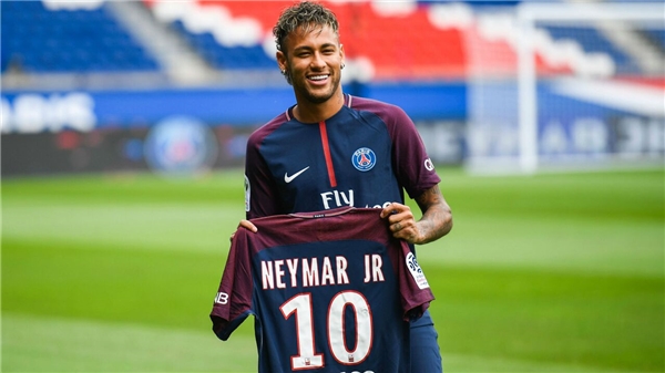 
Chuyển đến PSG với mức giá chuyển nhượng làm chấn động làng túc cầu mùa hè vừa qua, Neymar tiếp tục hưởng mức lương đáng mơ ước tại nước Pháp.