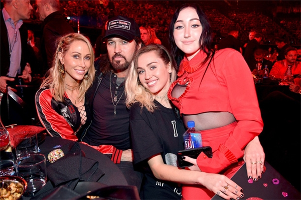 
Nhan sắc "một trời một vực" của cặp chị em đình đám Noah Cyrus và Miley Cyrus.
