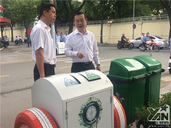 
Ông Trần Thế Thuận (bên phải), Chủ tịch UBND Q.1, chỉ đạo cách phân loại rác hợp lý cho các hộ kinh doanh