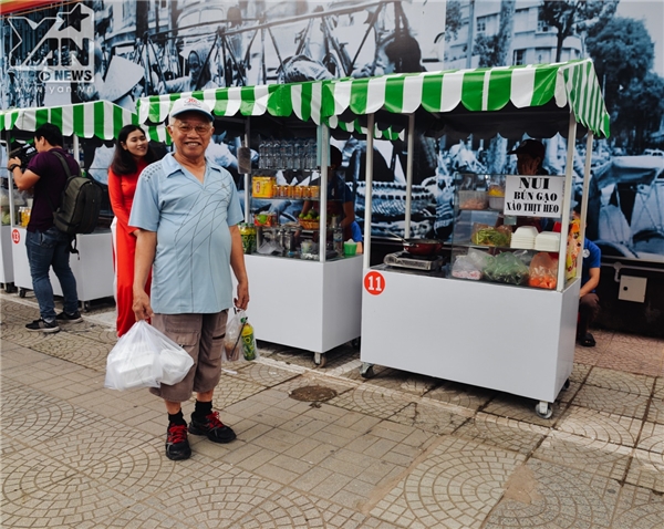 Phố hàng rong đầu tiên tại Sài Gòn khai trương: Đồ ăn ngon, hợp vệ sinh, ai cũng thích