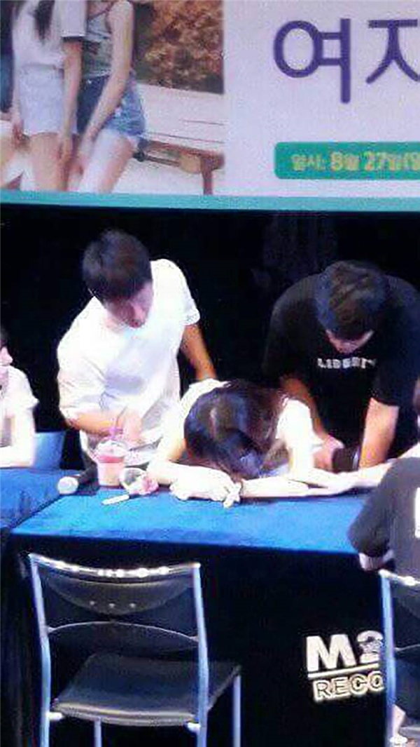 
Hình ảnh Yuju gục mặt xuống bàn vì cơn đau bụng được lan truyền trên các trang mạng xã hội khiến các fan không khỏi lo lắng.