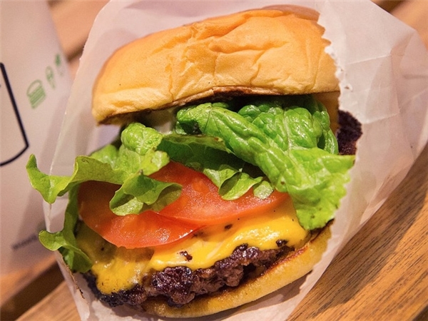 
Bill Gates thường chọn một trong những món ăn yêu thích cho bữa trưa. Và trong một phỏng vấn trước đây với báo giới, ông cho biết món mà ông rất mê thích đó là Cheeseburger. 