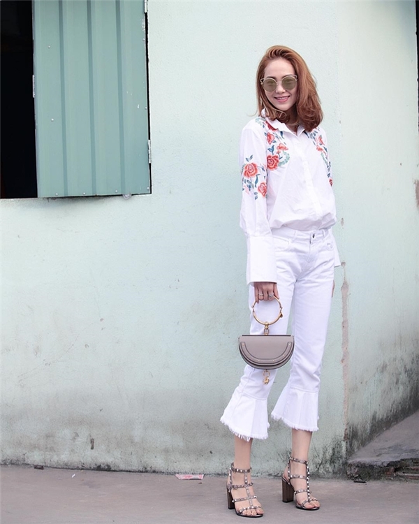 
Cũng yêu thích style quần ống loe và nhún bèo không kém, Minh Hằng có nét hiện đại pha lẫn nữ tính trong trang phục trắng tinh thêu hoa bắt mắt.