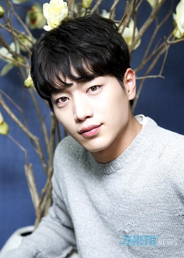 
Vẻ ngoài đẹp trai xuất chúng của Seo Kang Joon chính là "cần câu cơm" lợi hại của anh chàng dù cho ít khi đóng phim và tham gia các chương trình giải trí.