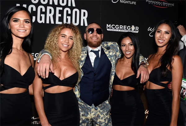 
McGregor xuất hiện ở hộp đêm Encore Beach Club cùng 4 cô gái vào lúc 3 giờ sáng​.