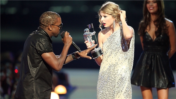 
"Nghiệt duyên" giữa Taylor Swift và Kanye West bắt nguồn từ vụ giật mic trong lễ trao giải VMAs năm ấy.