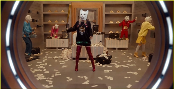 
Cảnh đội mặt mèo nhại lại MV Roar của Katy Perry.