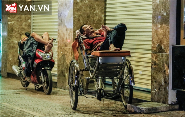 
Chiếc xe máy hay xe ôm như một "ngôi nhà di động" cùng họ bôn ba khắp nẻo đường Sài Gòn và là nơi giấc ngủ được "vỗ về".