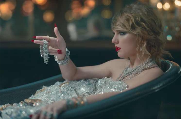 
Một số hình ảnh đáng nhớ của Taylor Swift trong Look What You Made Me Do.