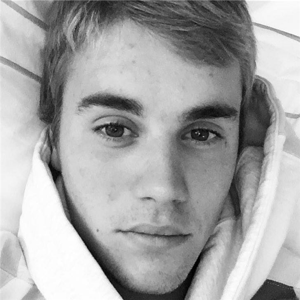
Sớm nay, Justin Bieber vẫn hồn nhiên đăng ảnh "tự sướng" trên trang cá nhân. Liệu anh chàng đã biết đến chuyện hình ảnh nhạy cảm của mình bị "bêu riếu" một lần nữa trước bàn dân thiên hạ hay chưa nhỉ?