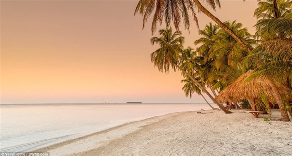 
Hòn đảo Calala được coi là thiên đường nghỉ dưỡng với khung cảnh hoàng hôn trước biển tuyệt đẹp.