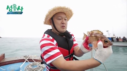 
"MC quốc dân" Kang Ho Dong dù đi bắt cá nhưng vẫn phải "thời thượng" cùng mũ lá cọ mới được.