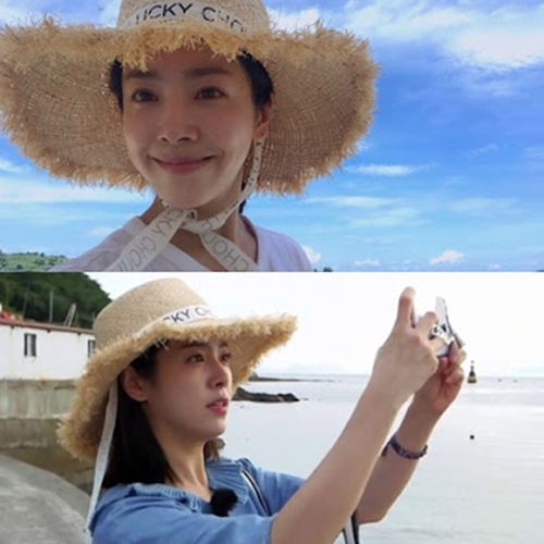 
Nữ diễn viên trong bộ phim Hoàng tử gác mái , Han Ji Min cũng vừa kịp cập nhật trào lưu mũ lá.