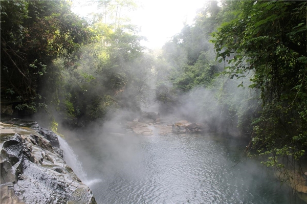
Sông Boiling, Peru: Nằm ở trung tâm khu vực rừng Amazon trên lãnh thổ Peru, sông Boiling (Nước Sôi) có nhiệt độ cao nhất là 94 độ C. Ảnh: National Geographic.