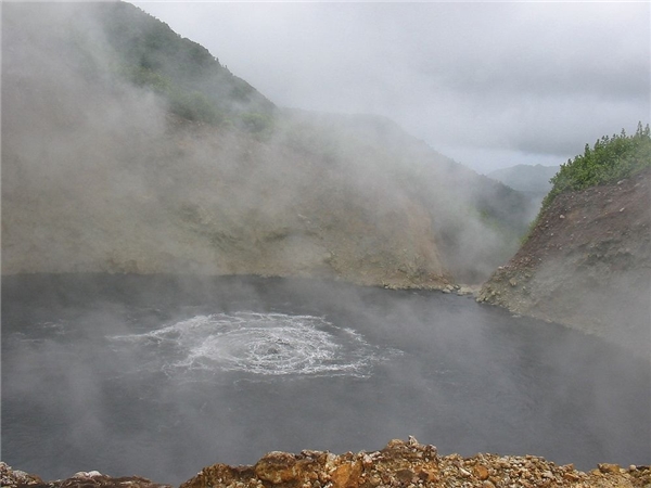 
Hồ Boiling, Dominica: Hồ nước sôi nằm ở công viên quốc gia Morne Trois Pitons và được công nhận là Di sản Thế giới. Đây là một lỗ phun khí ngập nước nằm cách Roseau khoảng 10 km. Ảnh: Amusing Planet.