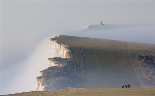 
Vách đá khổng lồ của vùng Beachy Head (East Sussex, Anh) trong sương sớm.