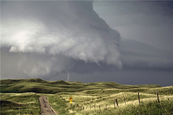  Lốc xoáy trên bầu trời vùng Sand Hills của bang Nebraska, Mỹ.