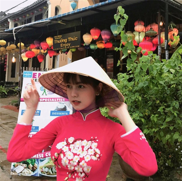 
Loạt ảnh Châu Thư diện áo dài truyền thống, đội nón lá ở Hội An khiến dân mạng lầm tưởng idol Hàn nào đó đang chụp ảnh lưu niệm trong lúc đi du lịch.
