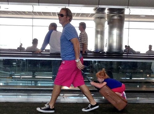 
Một du khách cho biết anh bắt gặp cảnh này khi đang chờ quá cảnh ở sân bay. Cô bé trong ảnh đã cười đùa suốt chặng đường được cha kéo đi trên vali.