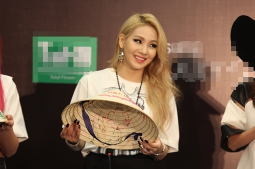
2NE1 thích thú diện nón lá Việt Nam trong sự kiện năm 2014.