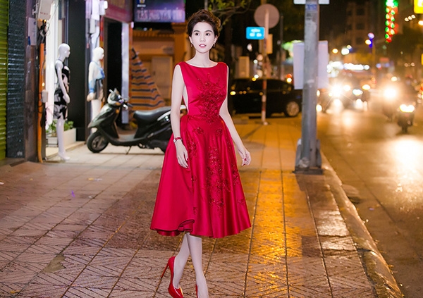 
Ngọc Trinh xuất hiện vô cùng yêu kiều và lộng lẫy trong một bộ váy xoè nhẹ gam màu đỏ nổi bật.