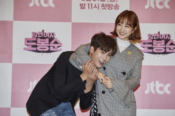 
Cặp đôi Bong - Min dễ thương và ngọt ngào cả ở trong phim lẫn ngoài đời thế này bảo sao các fan cứ "mong ngóng" một ngày cả hai sẽ tay trong tay "bước ra ánh sáng" công khai mối quan hệ.
