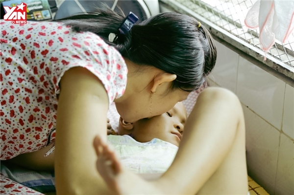 
Bé Nguyễn Ngọc Như Ý (8 tuổi, quê Bình Định) bị u não ác tính, toàn thân người dưới bị liệt, mọi sinh hoạt đều phải nhờ vào mẹ.