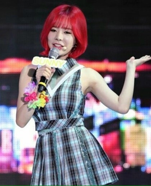  
Sunny chọn sắc đỏ hồng nổi bật đi kèm kiểu tóc công chúa cực đáng yêu.