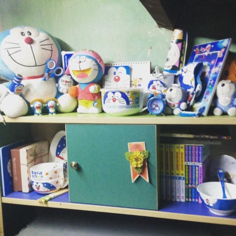 
Bộ sưu tập truyện và đồ dùng Doraemon của anh chàng chẳng thiếu thứ gì.
